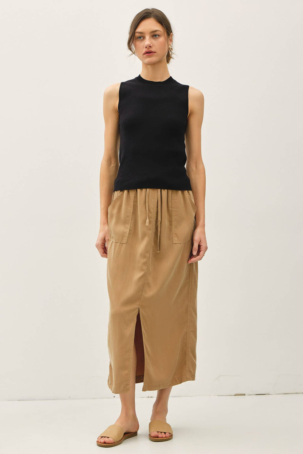 CLASSIC CREW NECK SLEEVELESS SLIM KNITTED TANK