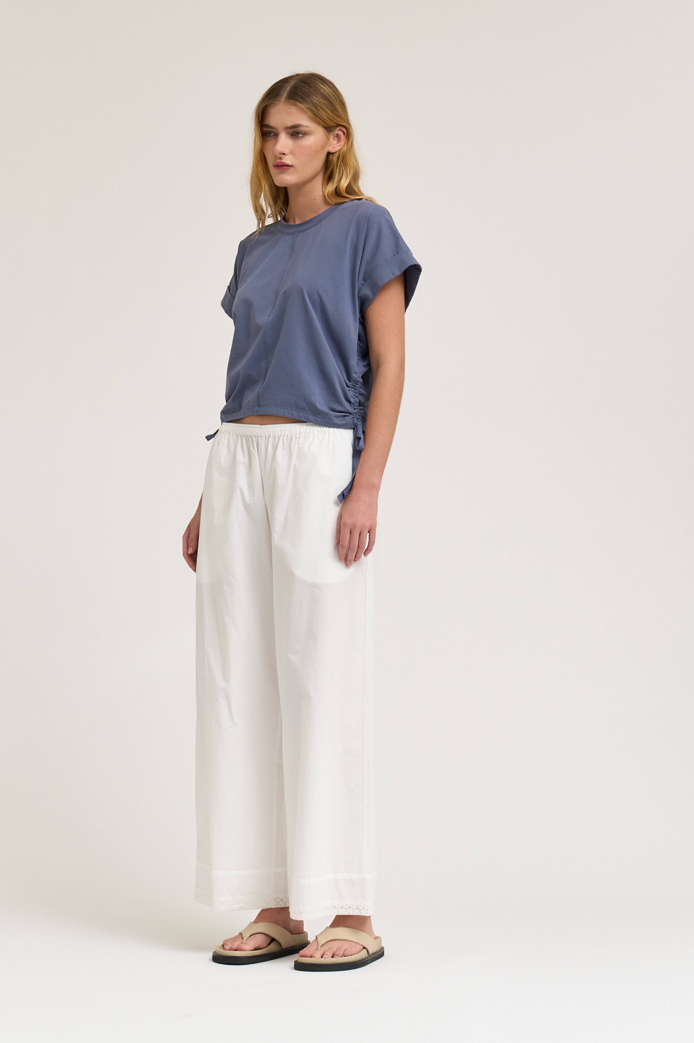 SIDE SCRUNCH TEE