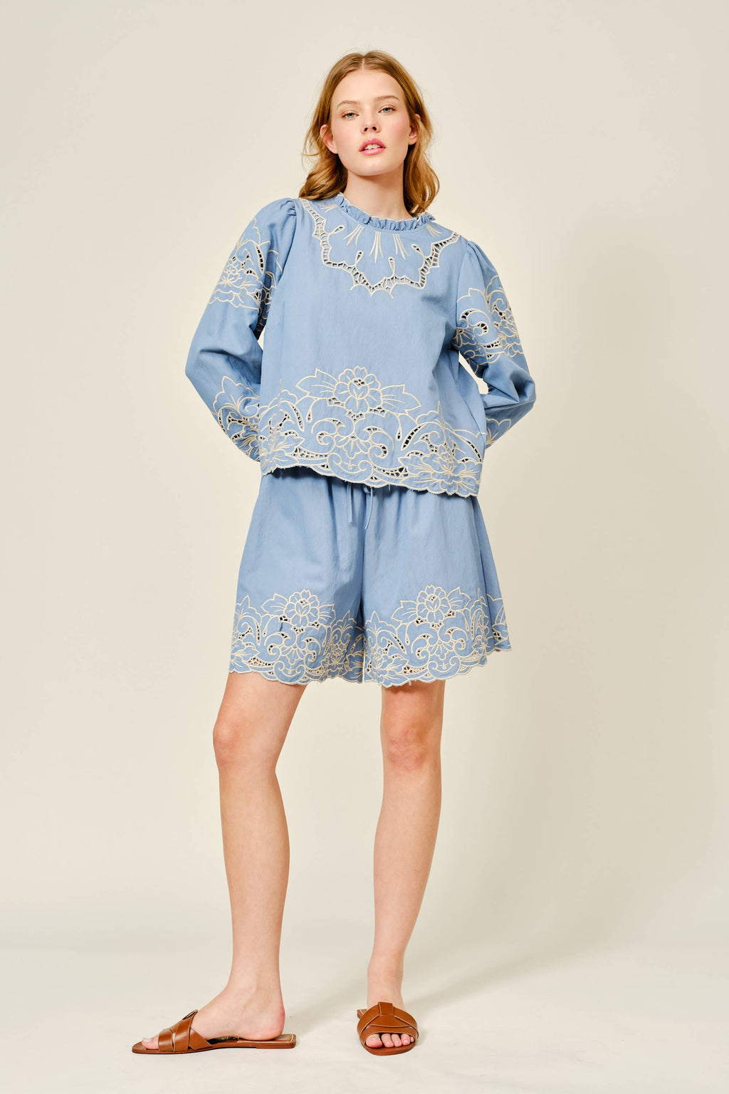 EMBROIDERED ELASTIC WAIST SHORTS