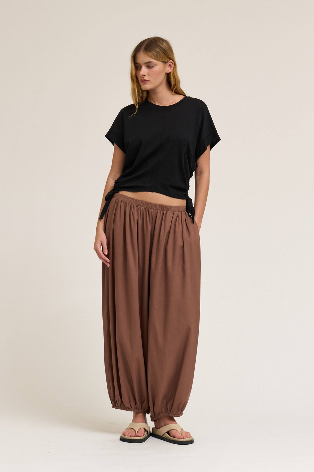 SIDE SCRUNCH TEE