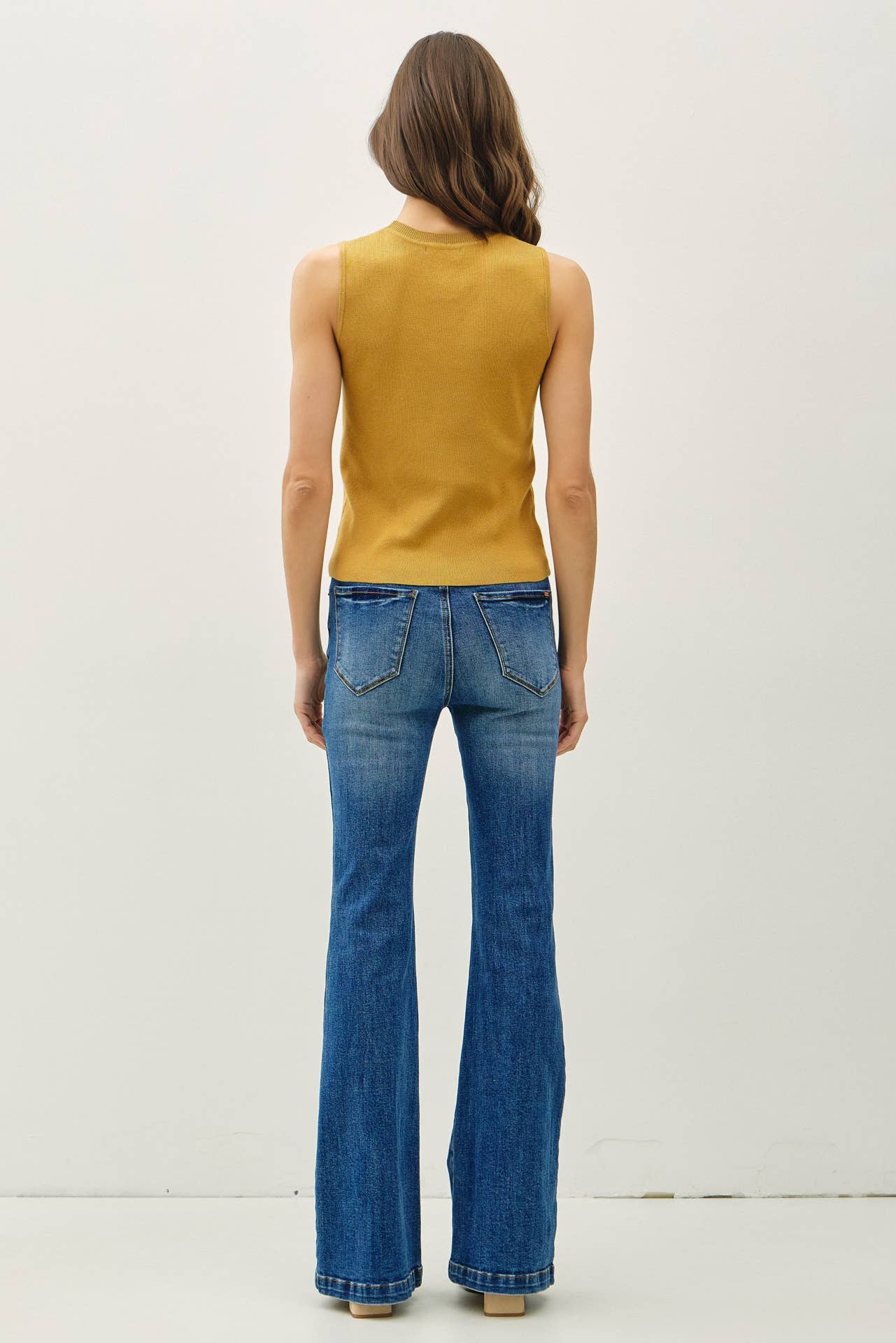 CLASSIC CREW NECK SLEEVELESS SLIM KNITTED TANK