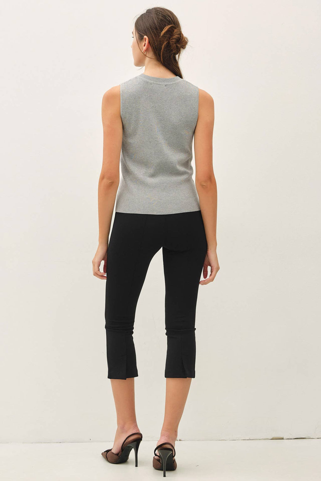 CLASSIC CREW NECK SLEEVELESS SLIM KNITTED TANK