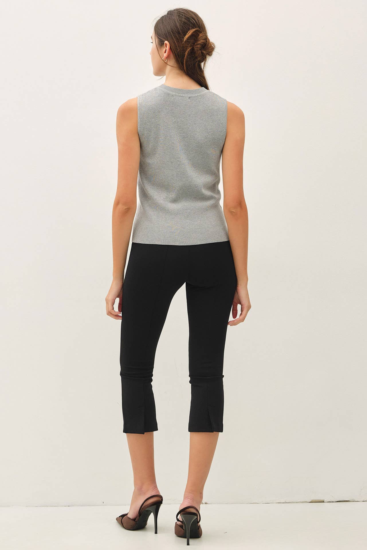 CLASSIC CREW NECK SLEEVELESS SLIM KNITTED TANK
