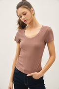 LACE TRIMED RIBBED SCOOP NECK SHORTSLEEVE TOP