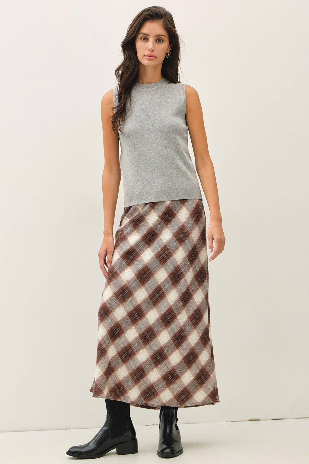 CLASSIC CREW NECK SLEEVELESS SLIM KNITTED TANK