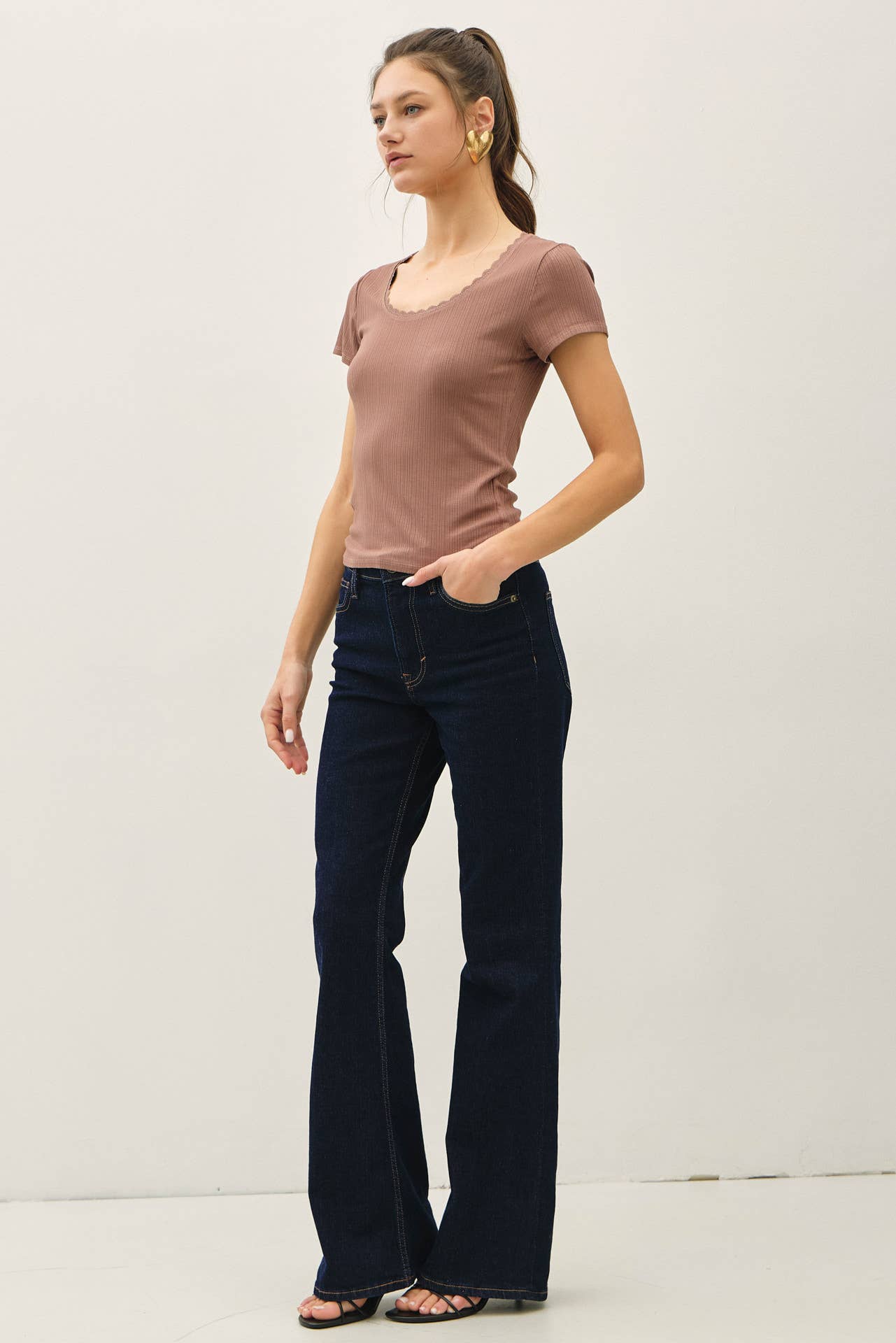 LACE TRIMED RIBBED SCOOP NECK SHORTSLEEVE TOP