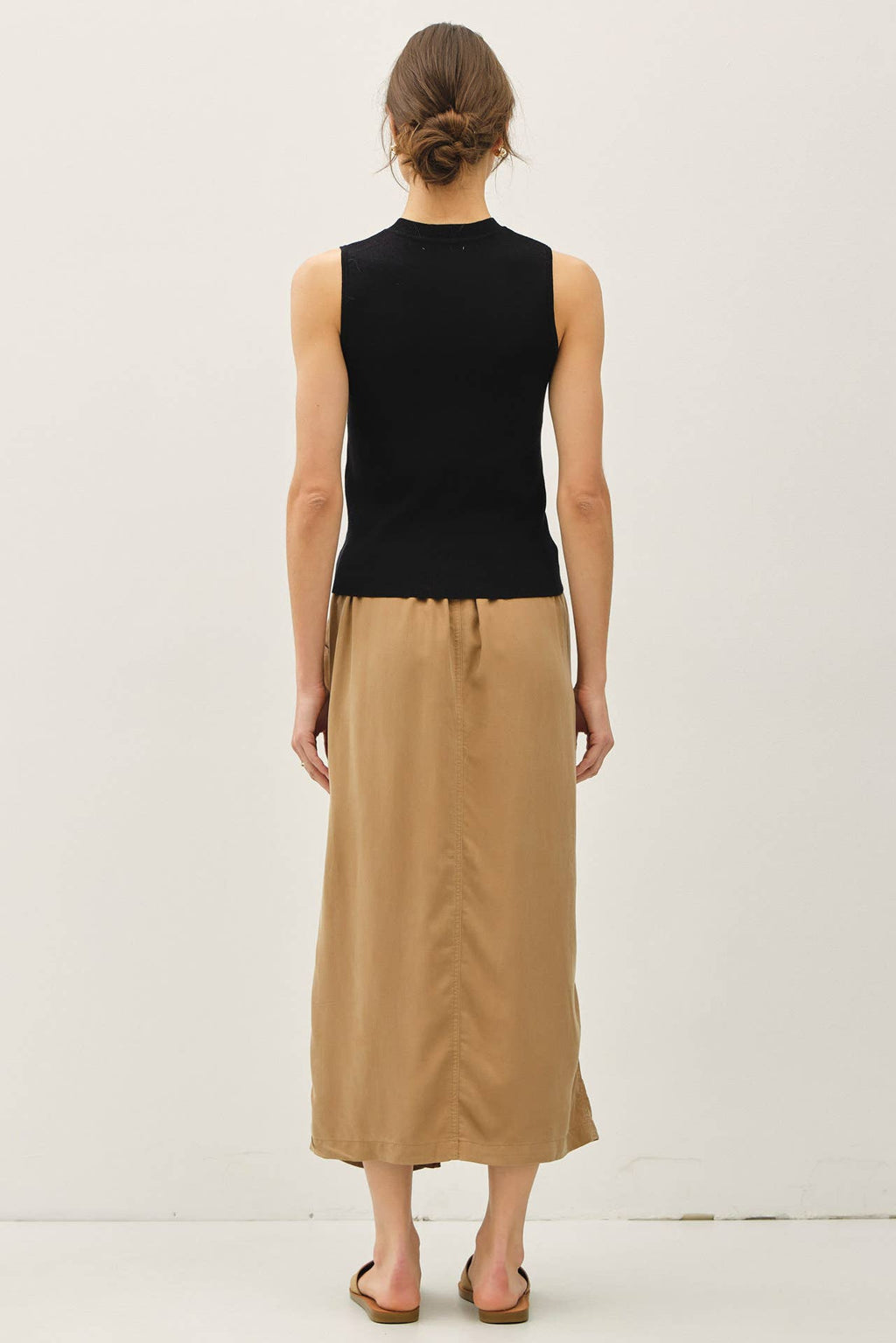 CLASSIC CREW NECK SLEEVELESS SLIM KNITTED TANK