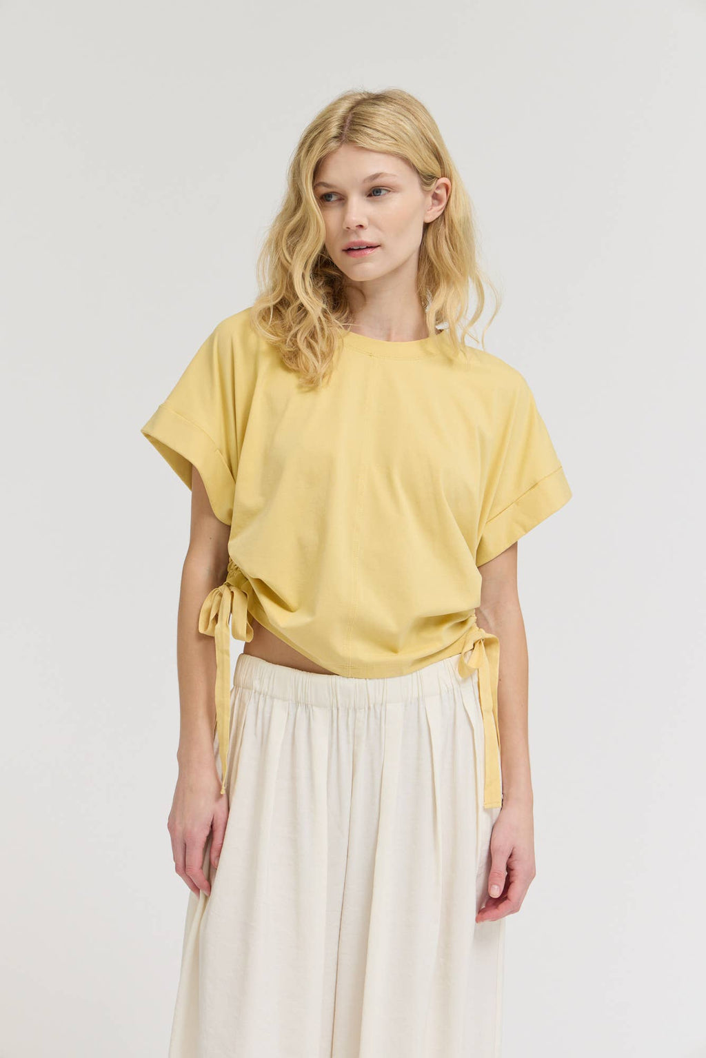 SIDE SCRUNCH TEE