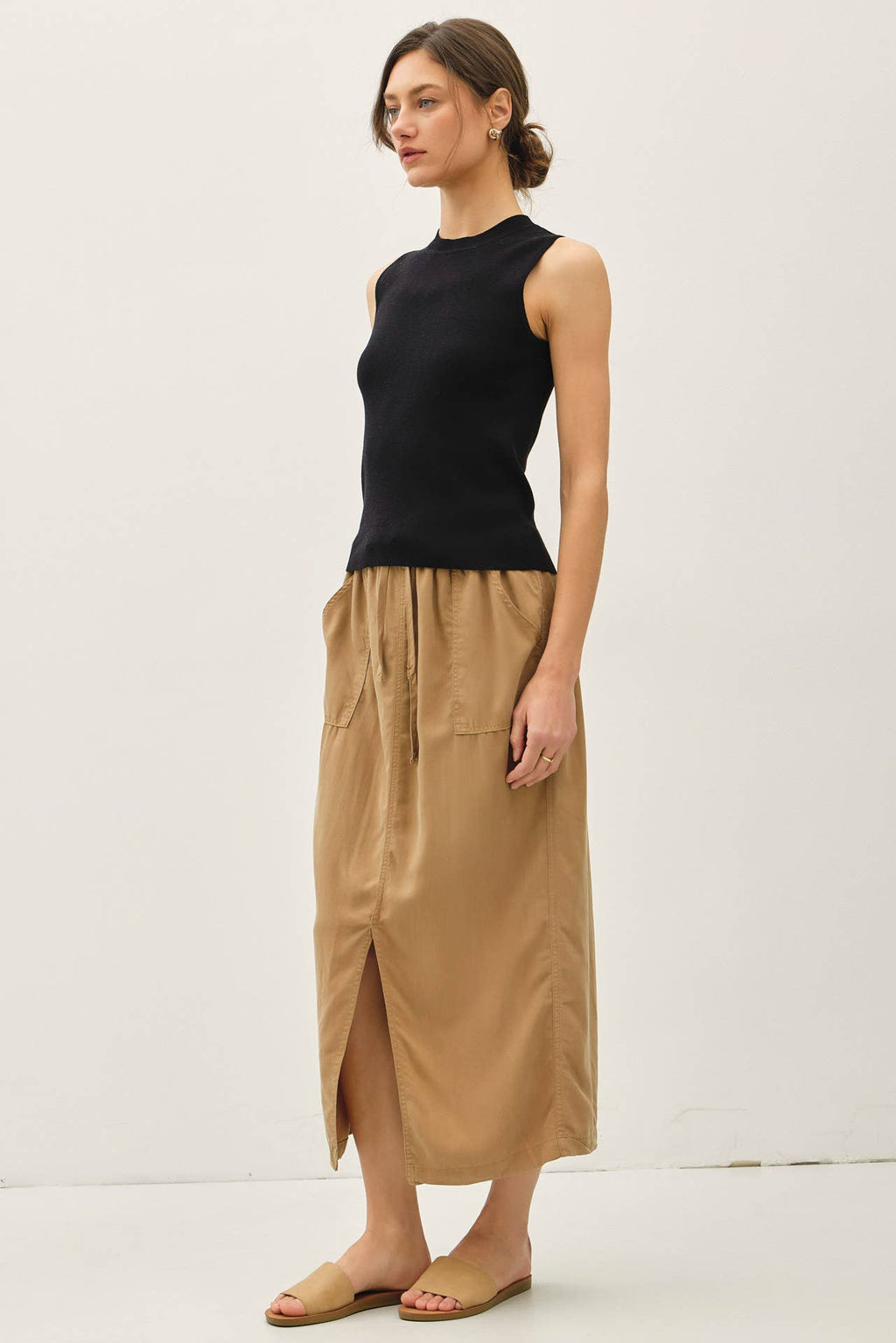 CLASSIC CREW NECK SLEEVELESS SLIM KNITTED TANK