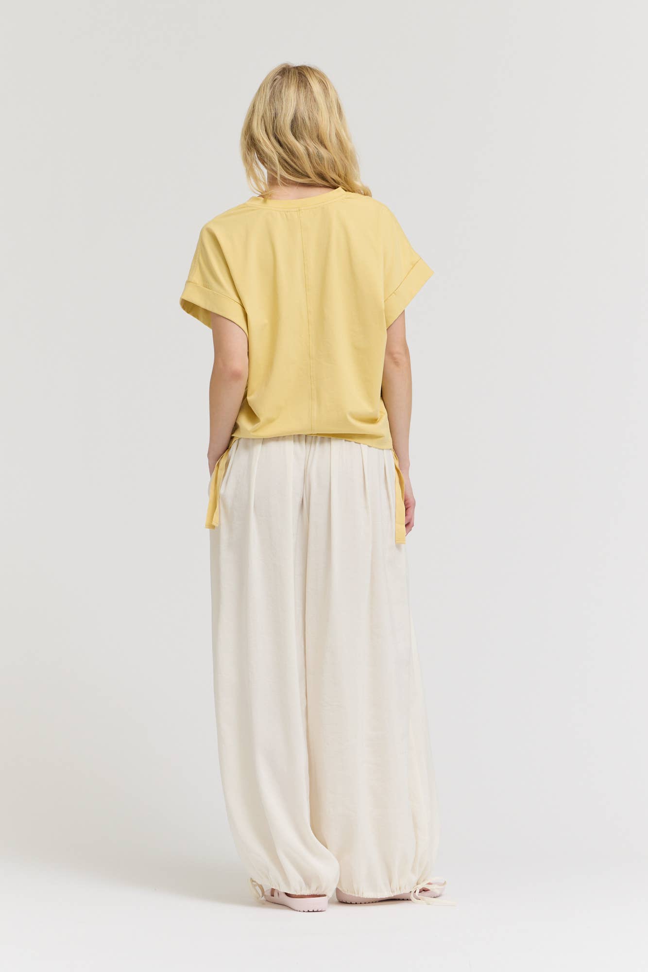 SIDE SCRUNCH TEE