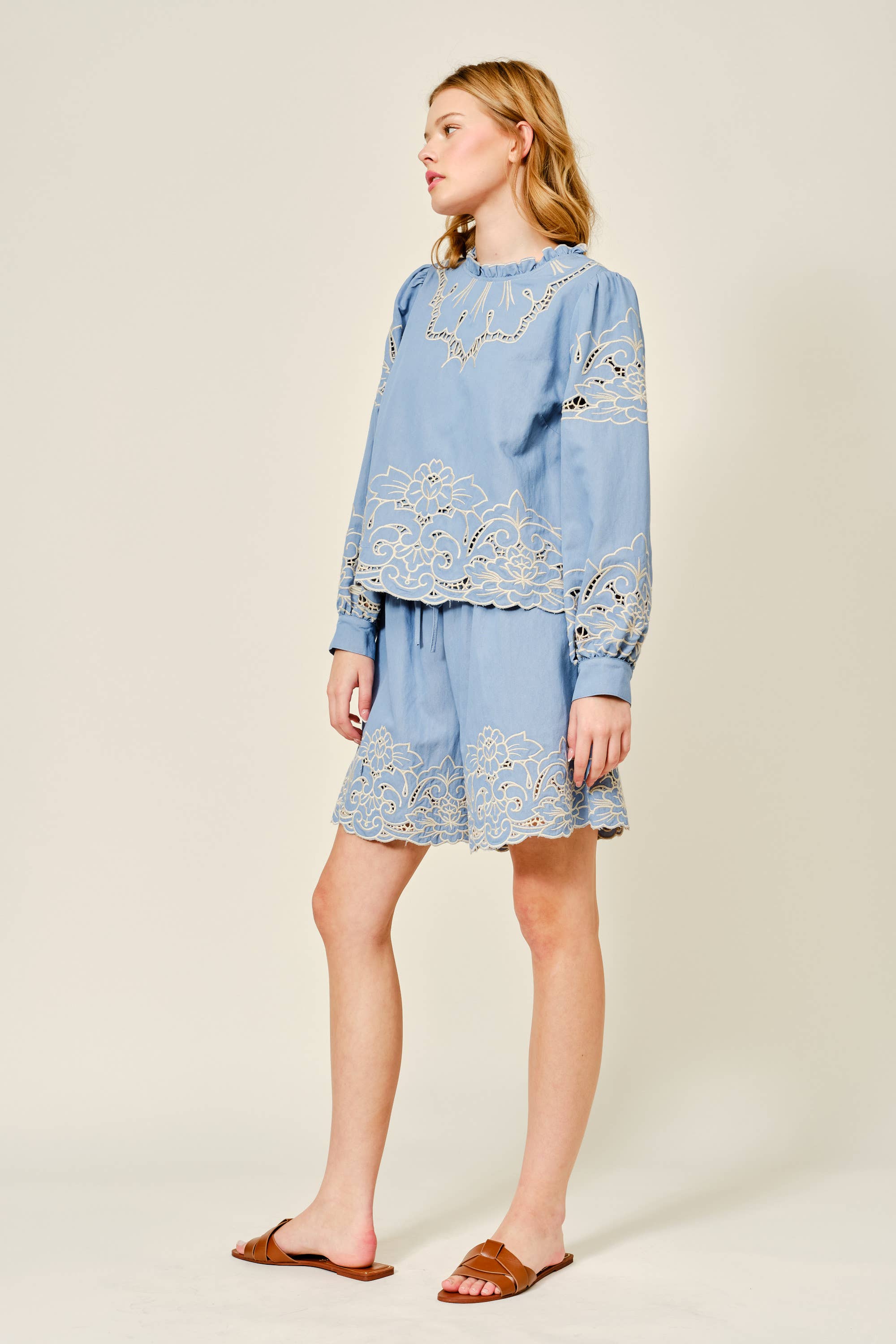 EMBROIDERED ELASTIC WAIST SHORTS