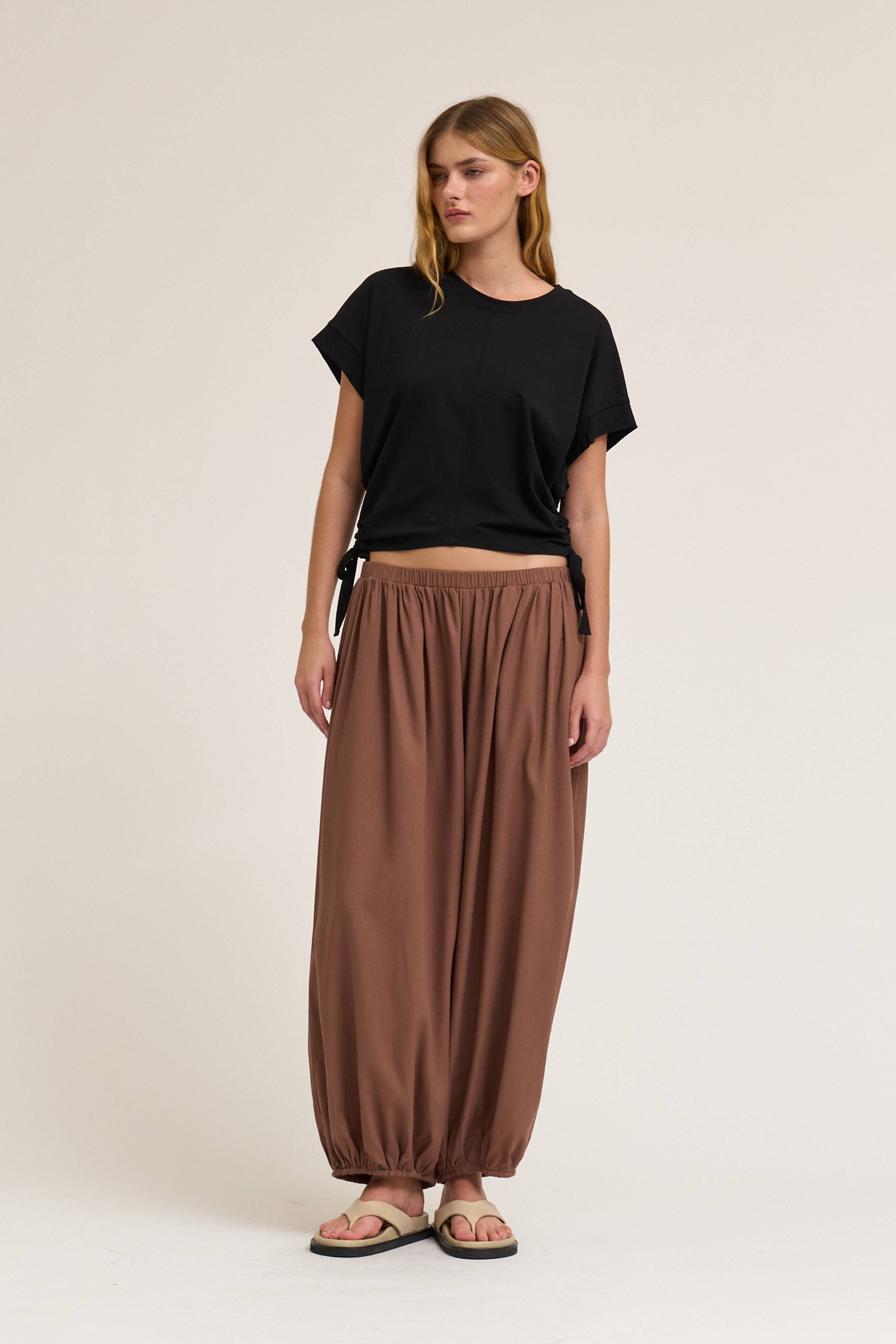 SIDE SCRUNCH TEE