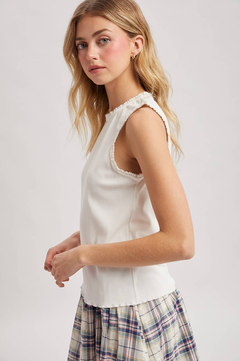 RIBBED KNIT TANK TOP WITH TRIM DETAIL