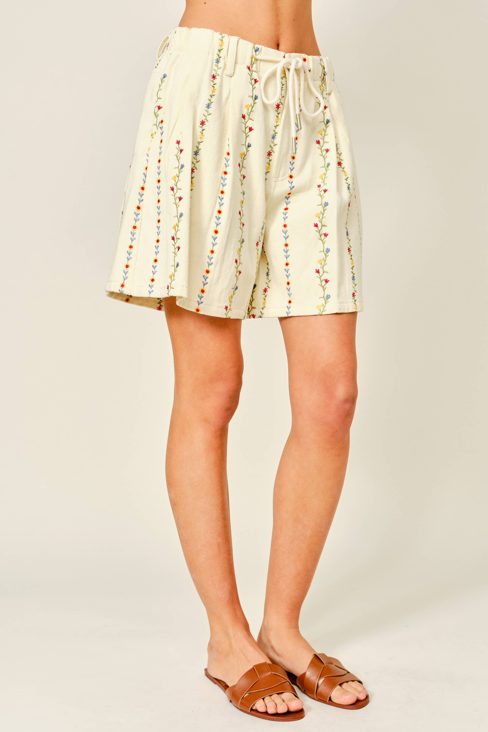 FLOWER EMBROIDERED FLARE SHORTS WITH DRAWSTRING WAIS