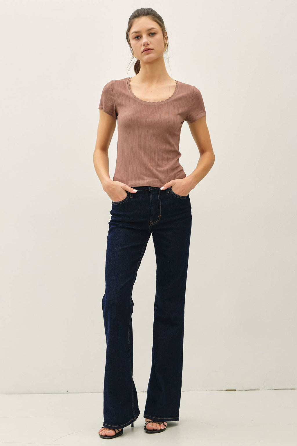 LACE TRIMED RIBBED SCOOP NECK SHORTSLEEVE TOP