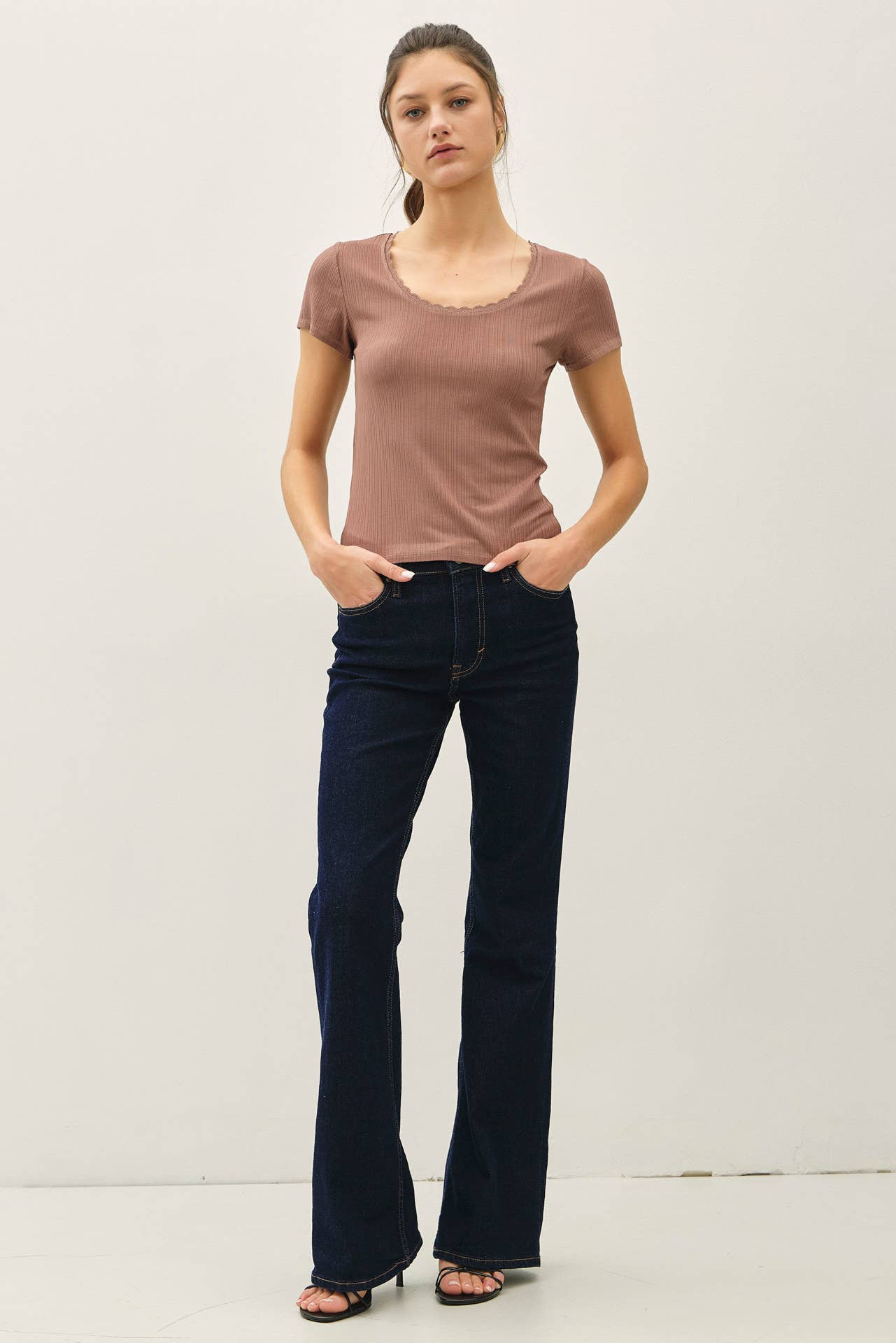 LACE TRIMED RIBBED SCOOP NECK SHORTSLEEVE TOP