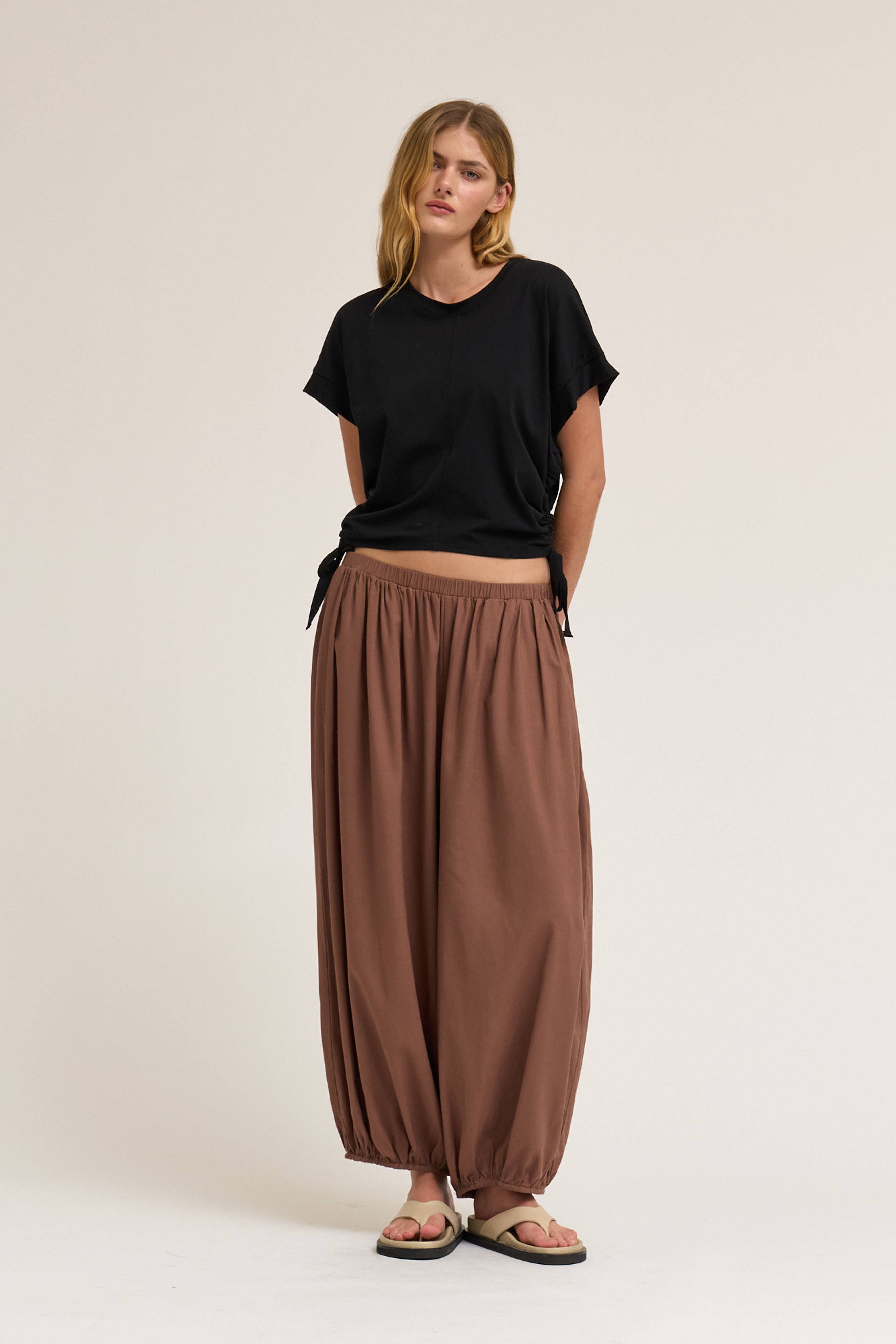 SIDE SCRUNCH TEE