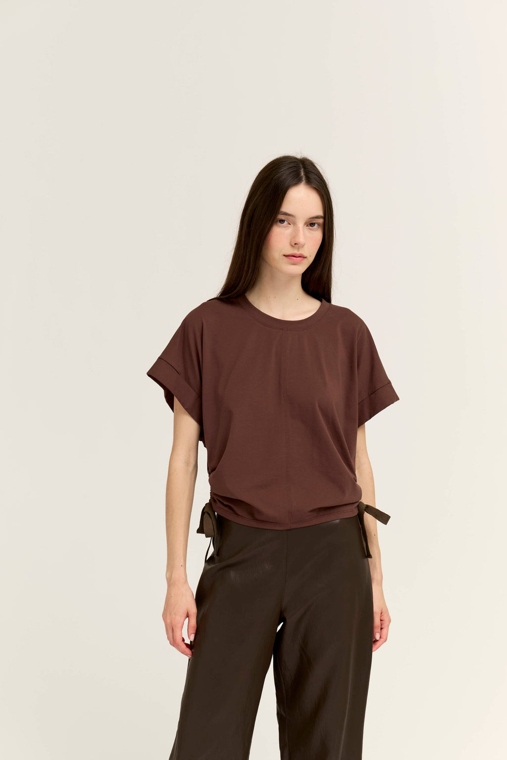 SIDE SCRUNCH TEE