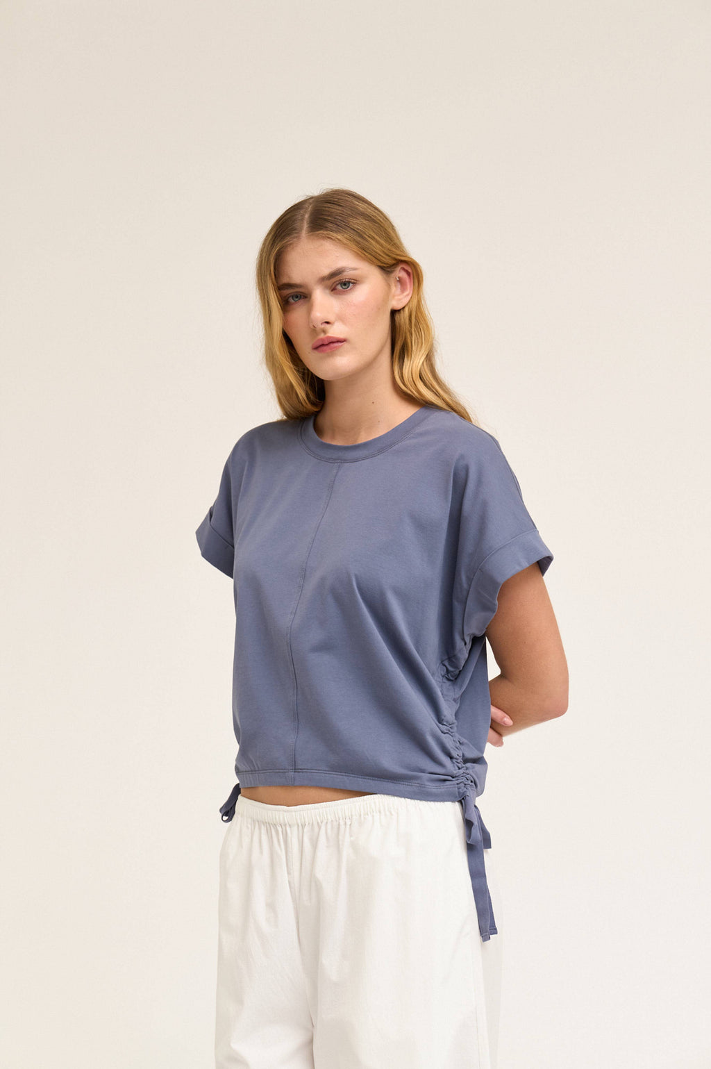 SIDE SCRUNCH TEE
