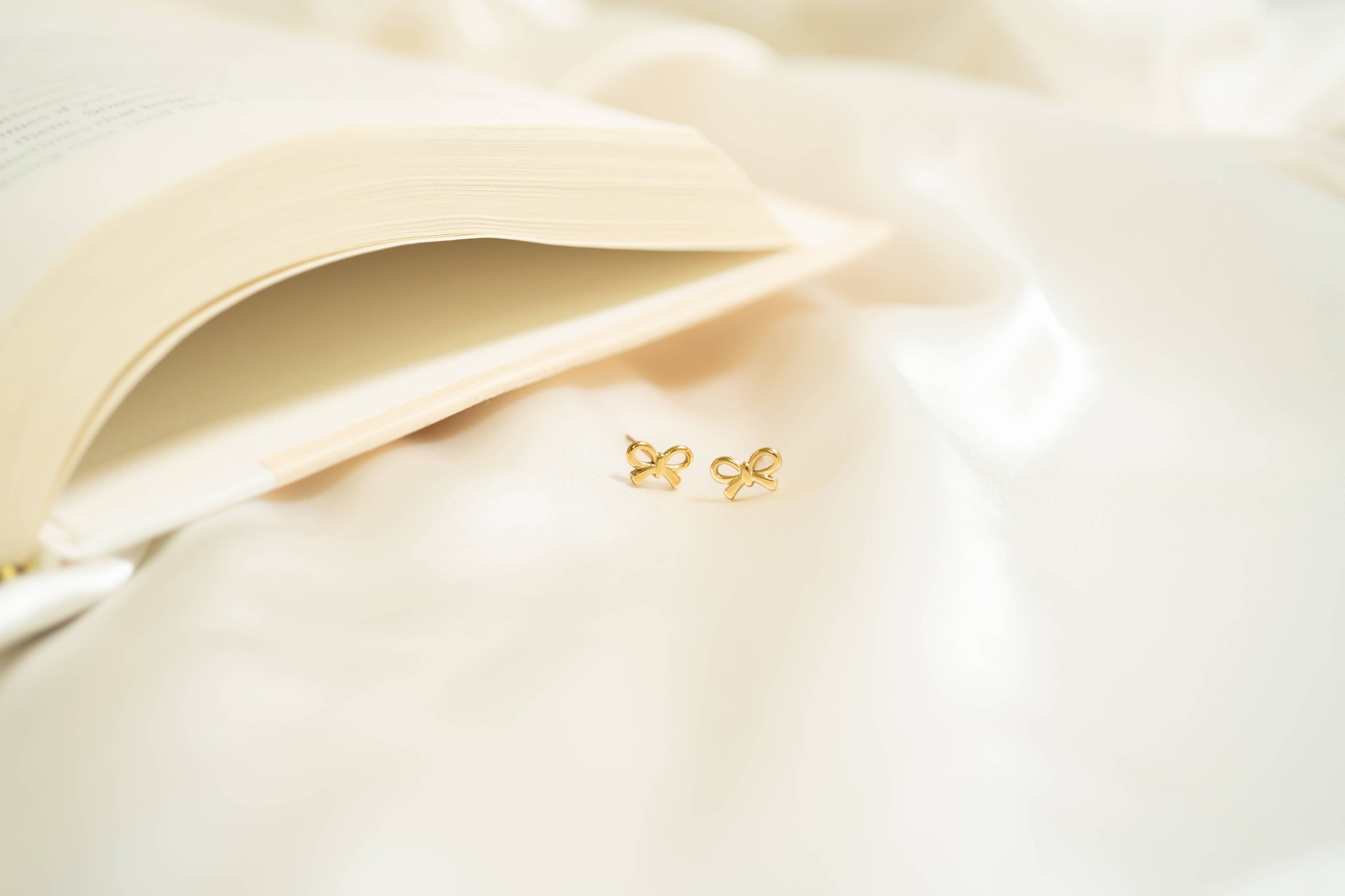 18K Gold Bow Stud Earrings
