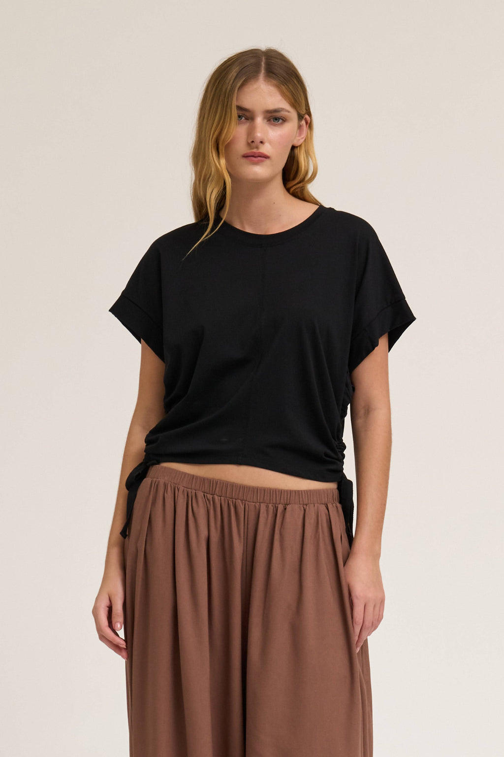 SIDE SCRUNCH TEE